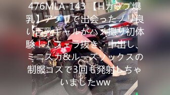 小吃街一路跟踪抄底美女白领穿着透明内裤隐约看到一坨黑B毛